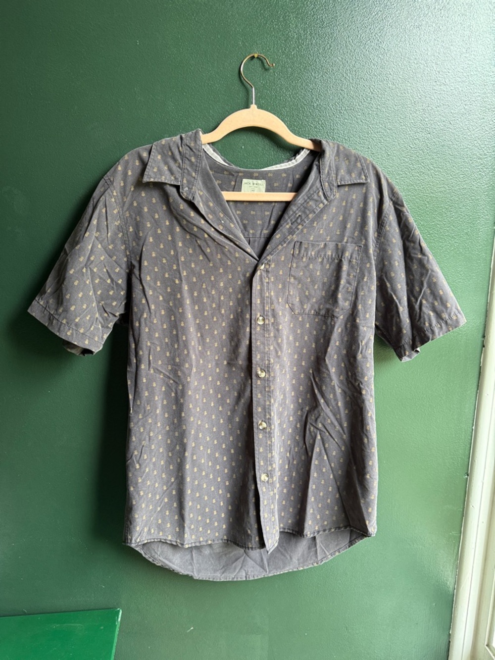 O'Neill Charcoal Short-Sleeve Button-Up Shirt with Gold Print